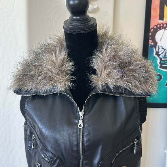 NWOT Neu Look Black Vegan Leather Bomber Vest With Faux Fur Collar Size L - Picture 3 of 13